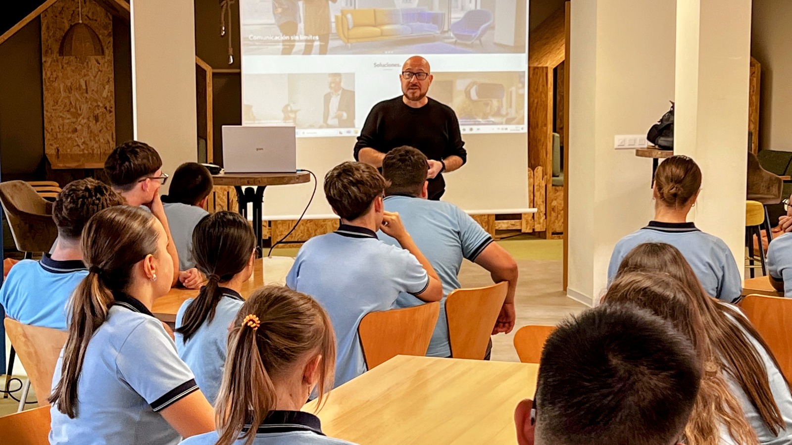 Javier Cabañero explica a los alumnos el funcionamiento de Clon Digital