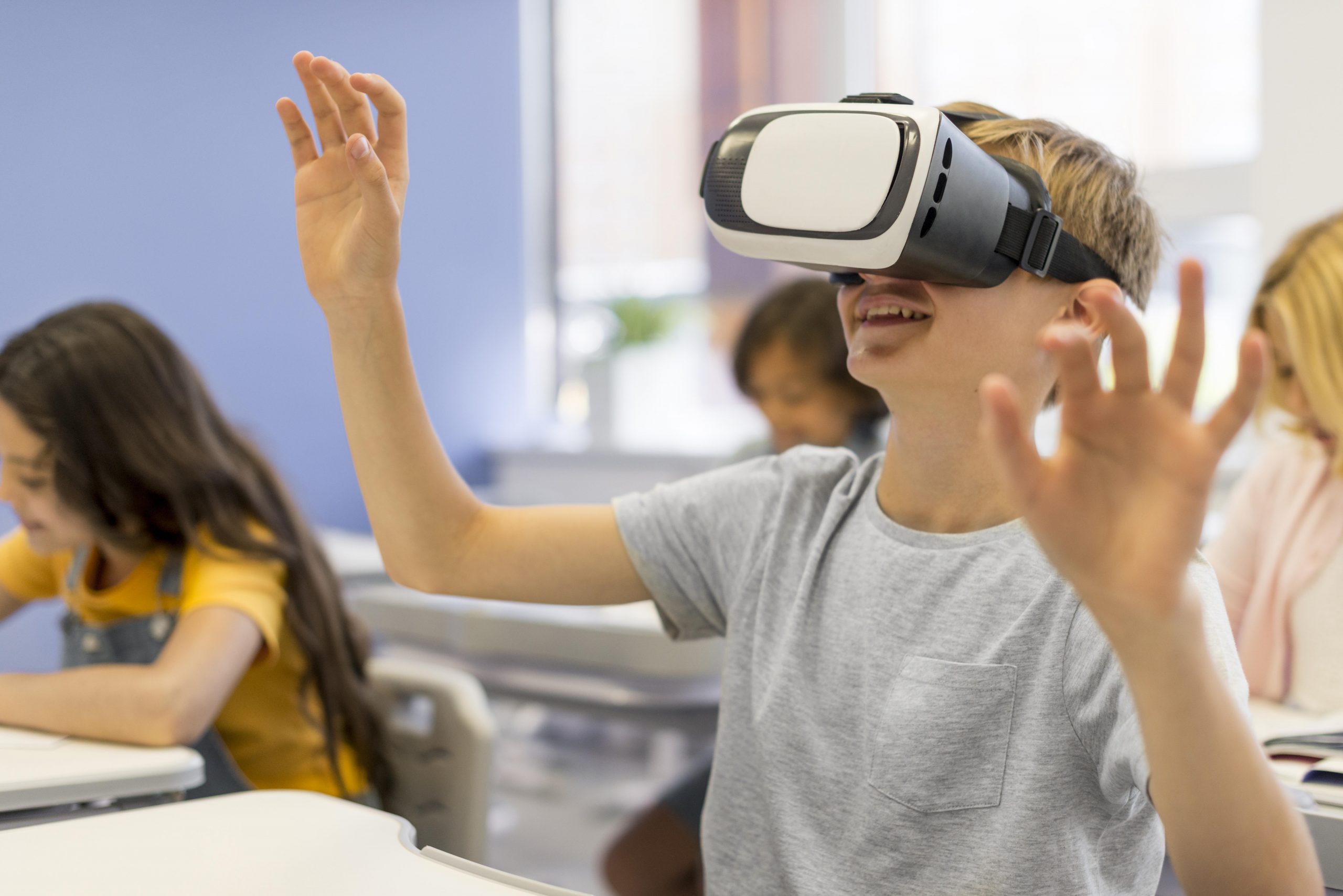 Un niño estudia con gafas de realidad virtual