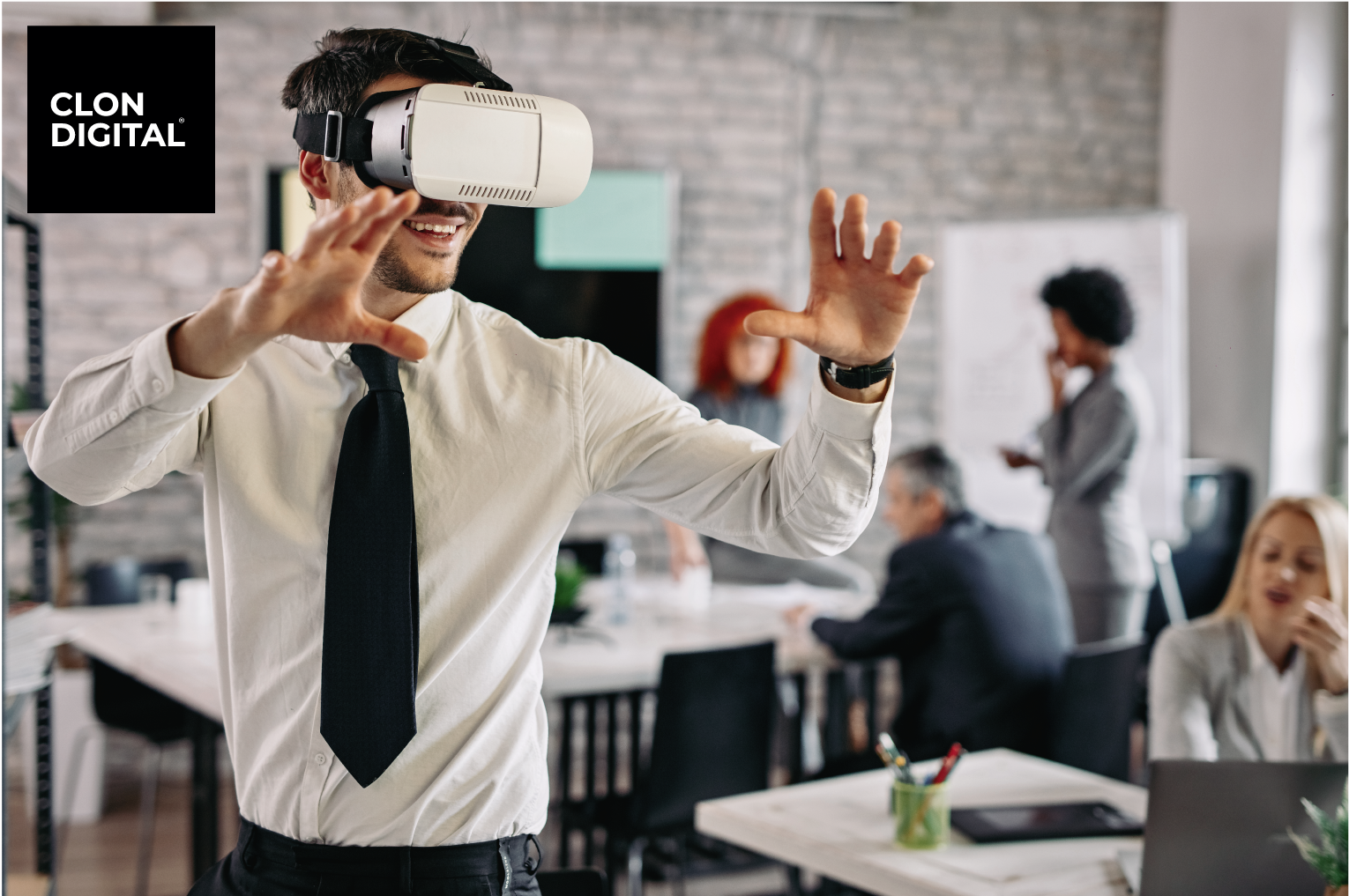 Un empleado aprende a utilizar las gafas de realidad virtual