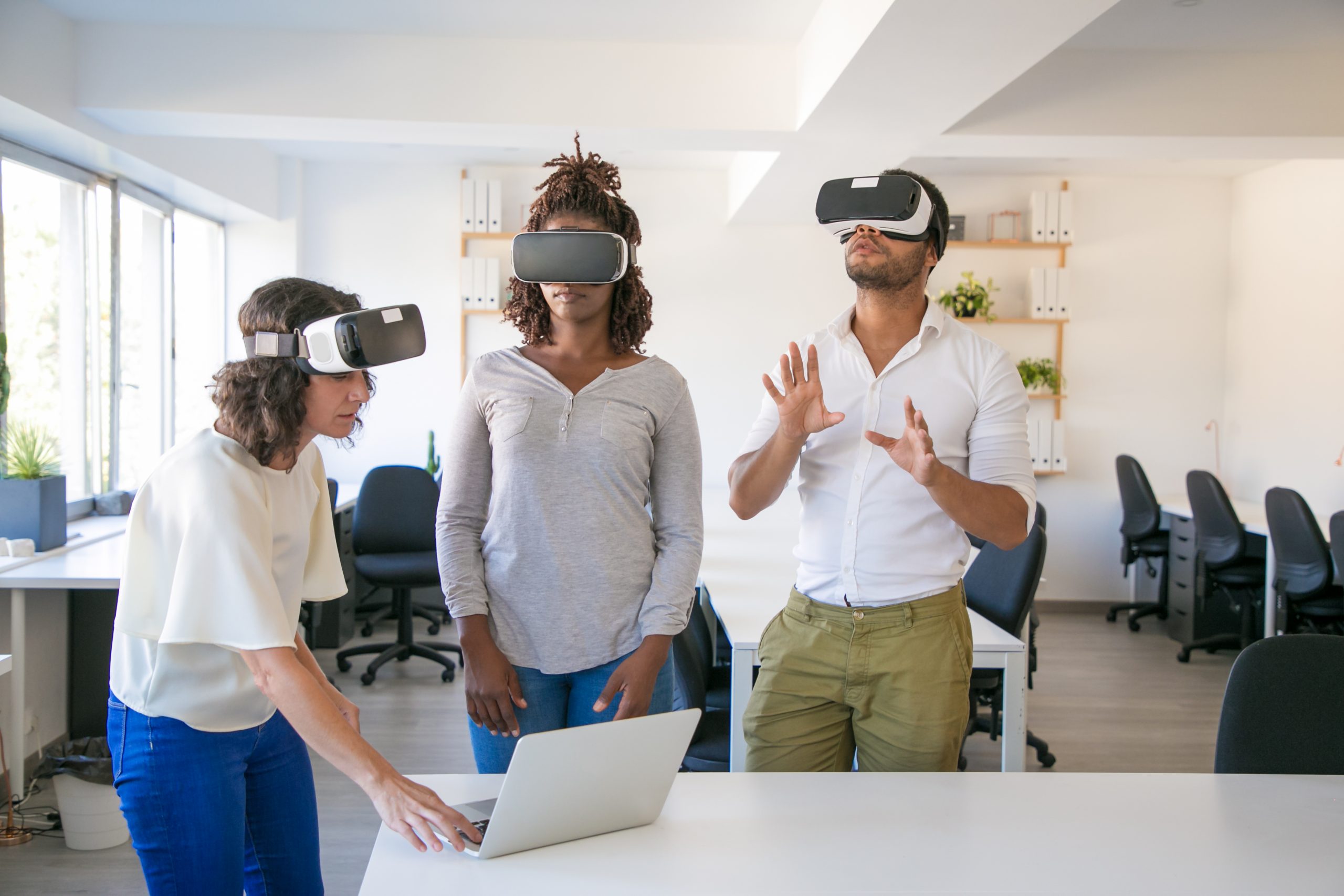 Tres profesores aprenden a utilizar las gafas de realidad virtual