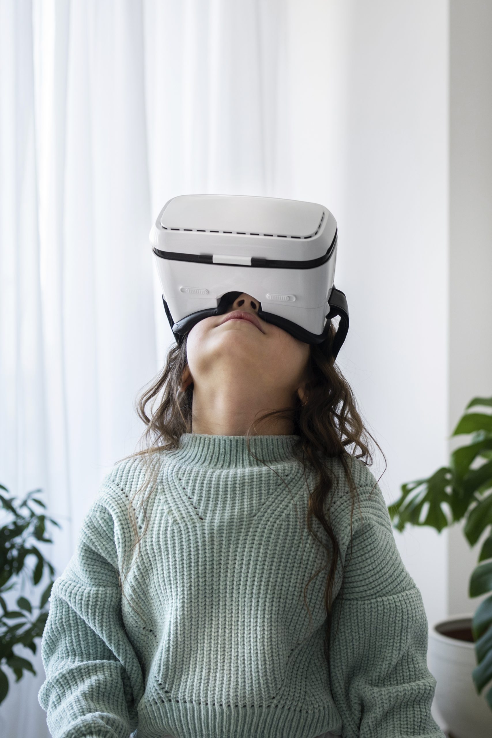 Una niña experimenta con sus gafas de RV