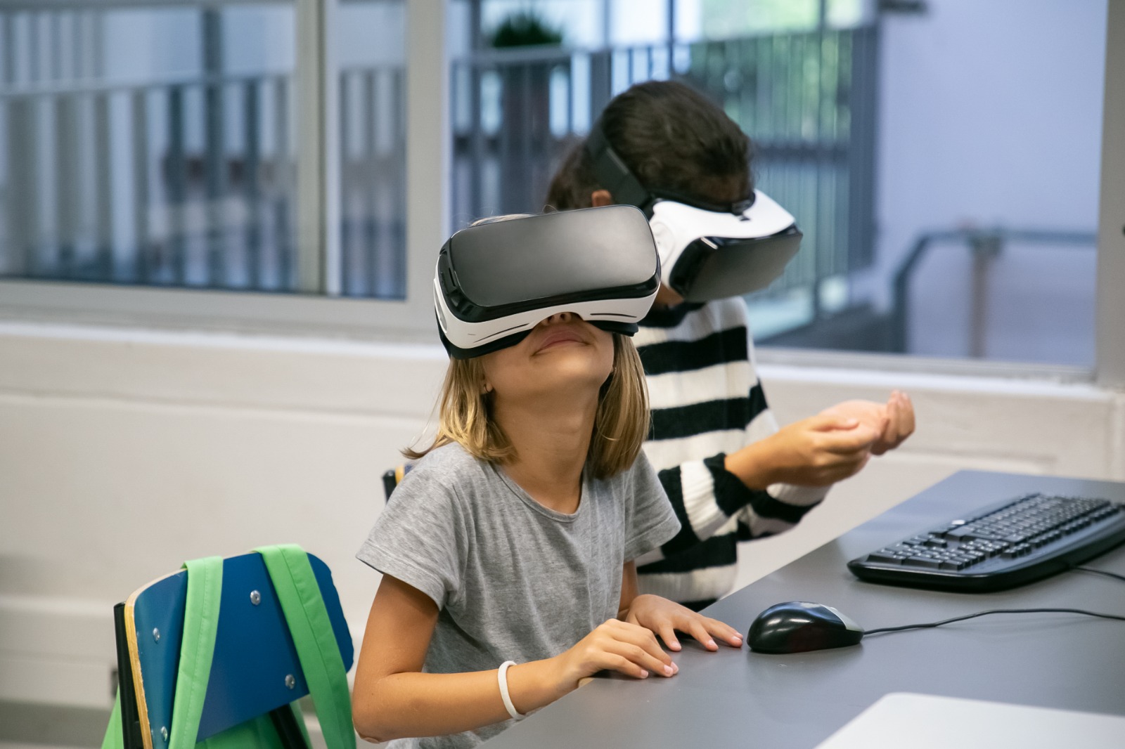 Dos alumnas experimentan con sus gafas de RV