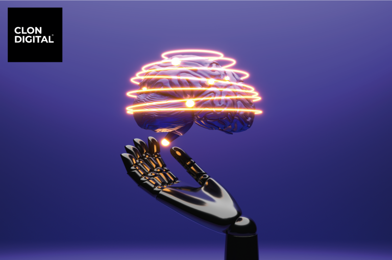 Una mano artificial sostiene un cerebro artificial