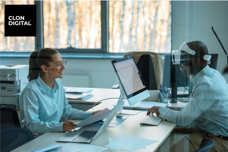 Un hombre y una mujer trabajan utilizando las tecnologías de Realidad Virtual