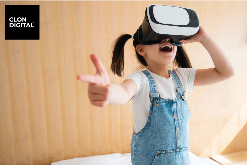 Una niña se divierte con sus gafas de RV